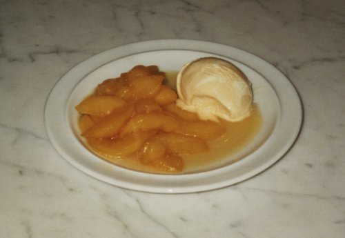 Flambierte Pfirsiche mit Vanille-Eis