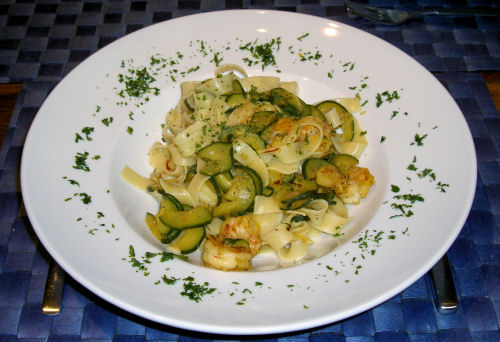 Tagliatelle mit Zucchini und Garnelen