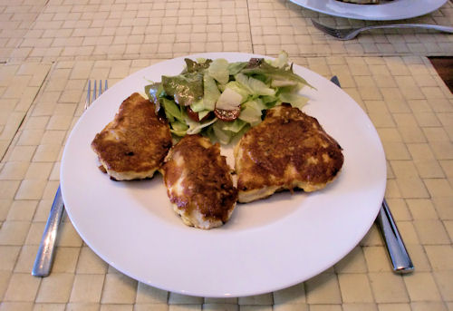 Parmesan-Schnitzel mit Salat