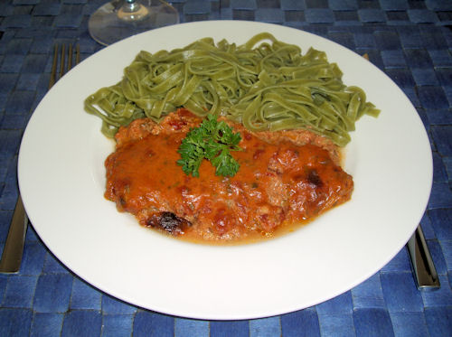 Schnitzel mit Gorgonzola-Tomatensauce